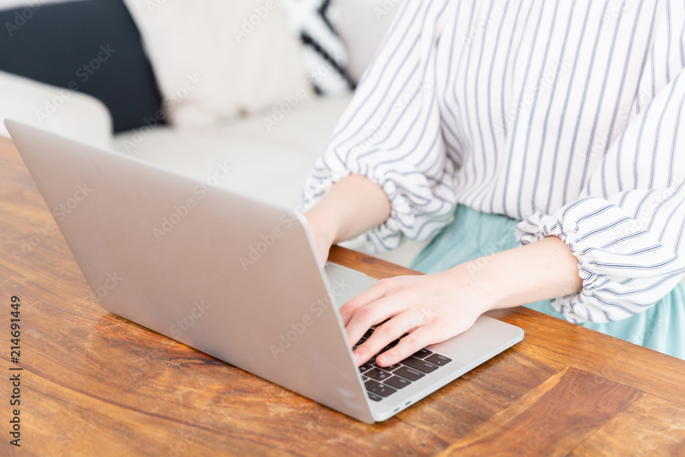 Fototapeta premium ラップトップコンピュータを使う女性 手元