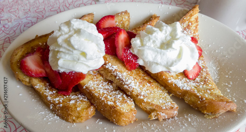 Cuadro en lienzo Plate of French toast with strawberries and whipped cream