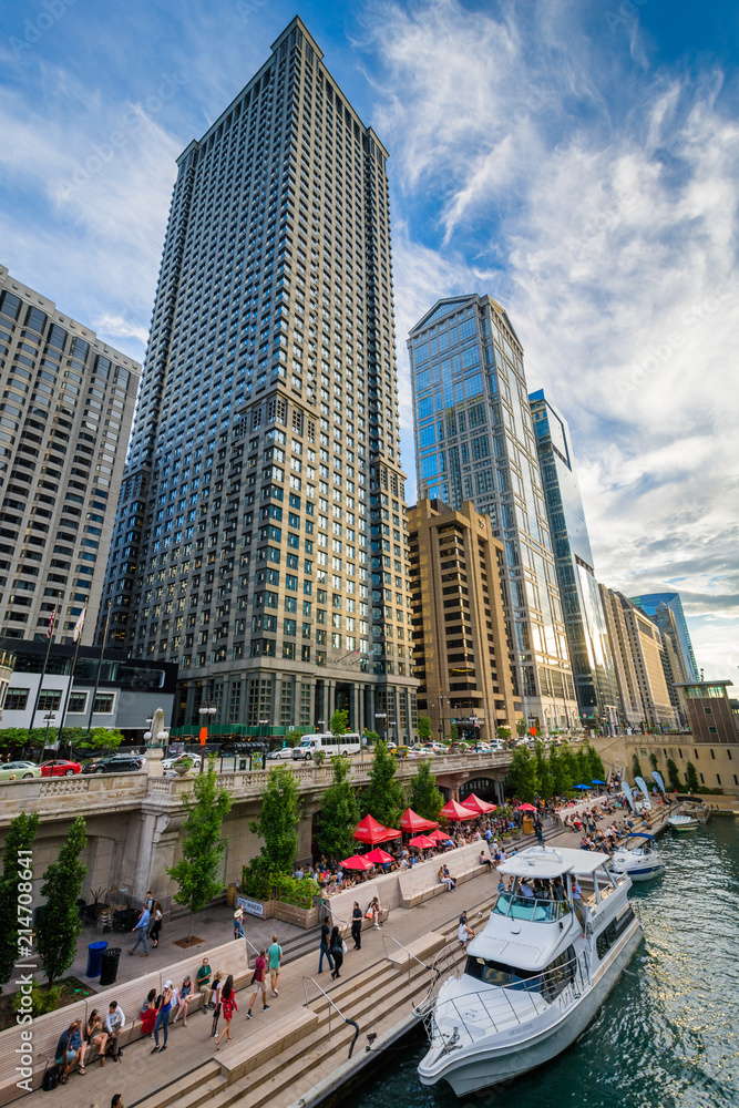 Fototapeta premium Boat in the Chicago River and modern skyscrapers in Chicago, Illinois