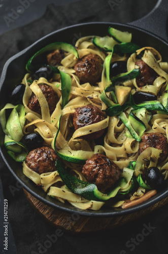 Wholemeal pasta with meatballs and courgette