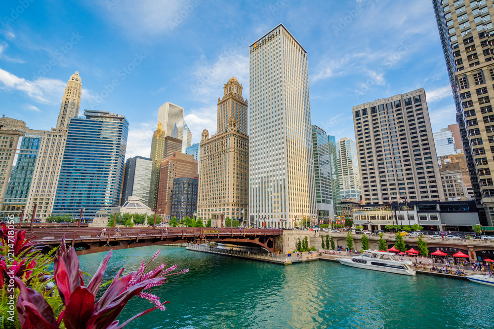 Obraz premium Skyscrapers along the Chicago River, in Chicago, Illinois