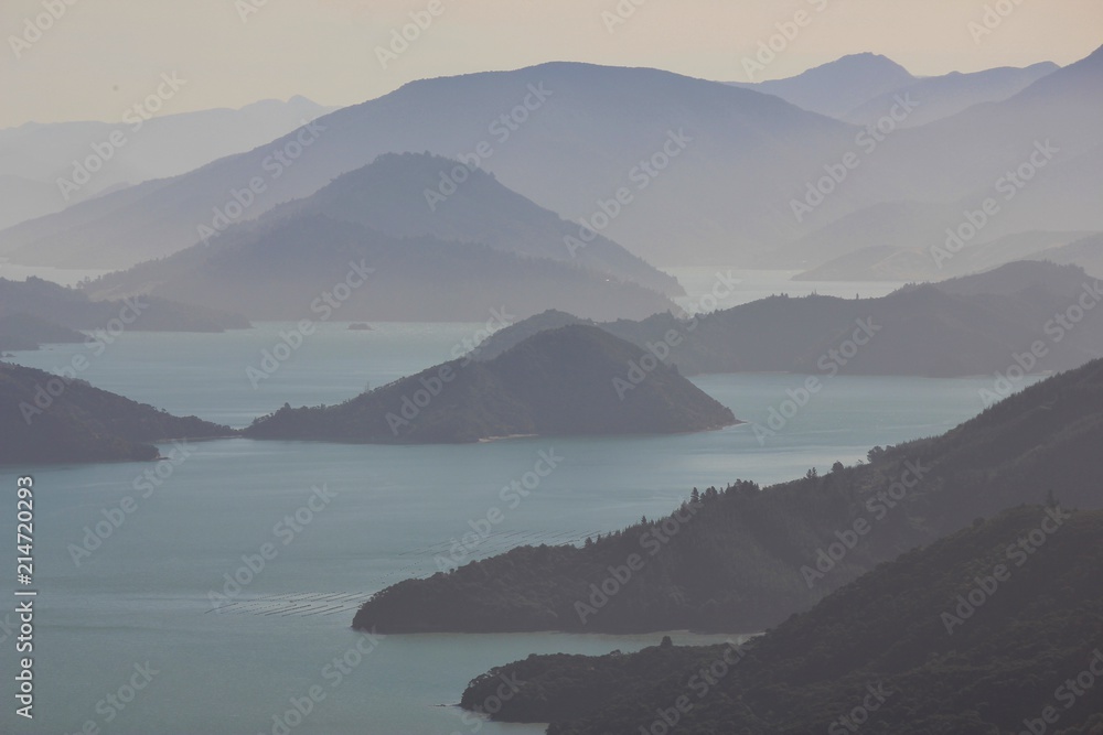 Φωτογραφία Fogy day in the Marlborough Sounds, New Zealand. Bay and hills.