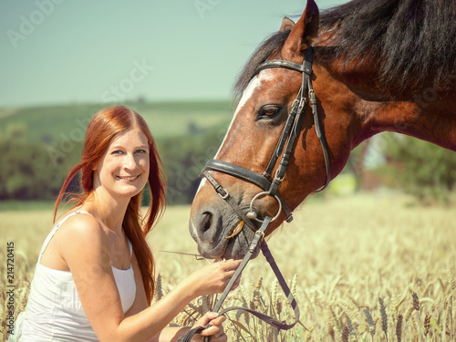 Rothaarige Frau Mädchen Model mit Pferd in der Natur im Sommer bei Sonnenschein