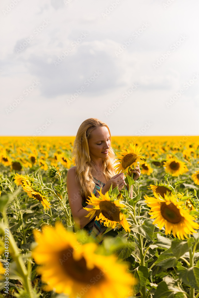 Fototapeta premium Model in sunflower field 