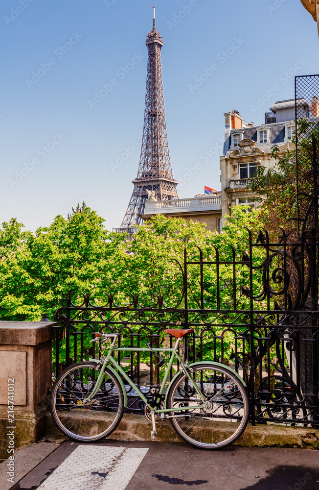 Fototapeta premium Przytulna ulica z widokiem na Paryż Wieża Eiffla w Paryżu, Francja. Wieża Eiffla jest jednym z najbardziej znanych zabytków Paryża.
