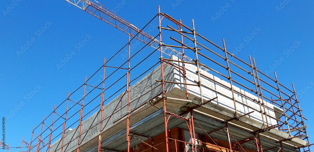 Cantiere edile - gru e ponteggio 