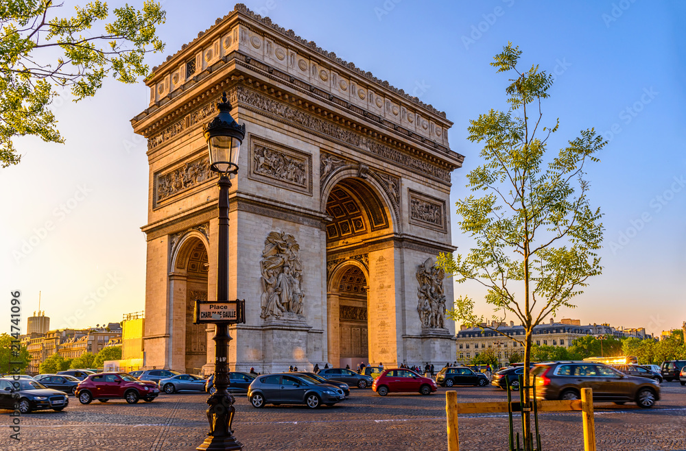 Fototapeta premium Paryż Łuk Triumfalny (Łuk Triumfalny), Miejsce Charles de Gaulle w Chaps Elysees o zachodzie słońca, Paryż, Francja.