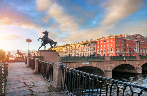 Скульптуры коней на Аничковом мосту в Санкт-Петербурге Dark sculptures of horses on the Anichkov Bridge