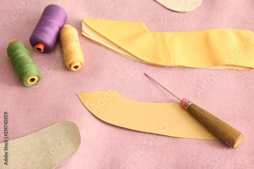 Cuadro en lienzo Paper template with awl and threads on leather in workshop