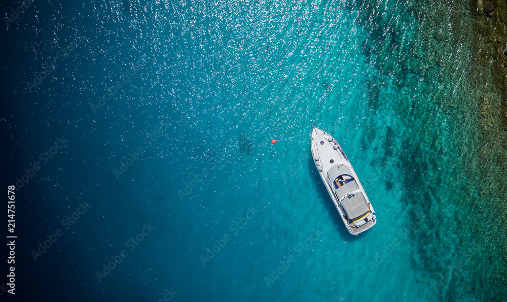 Fototapeta premium Luksusowy mały jacht zakotwiczony w płytkiej wodzie