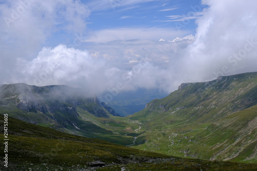 Rumunia, Góry Bucegi - widok na dolinę ze szczytu Omul