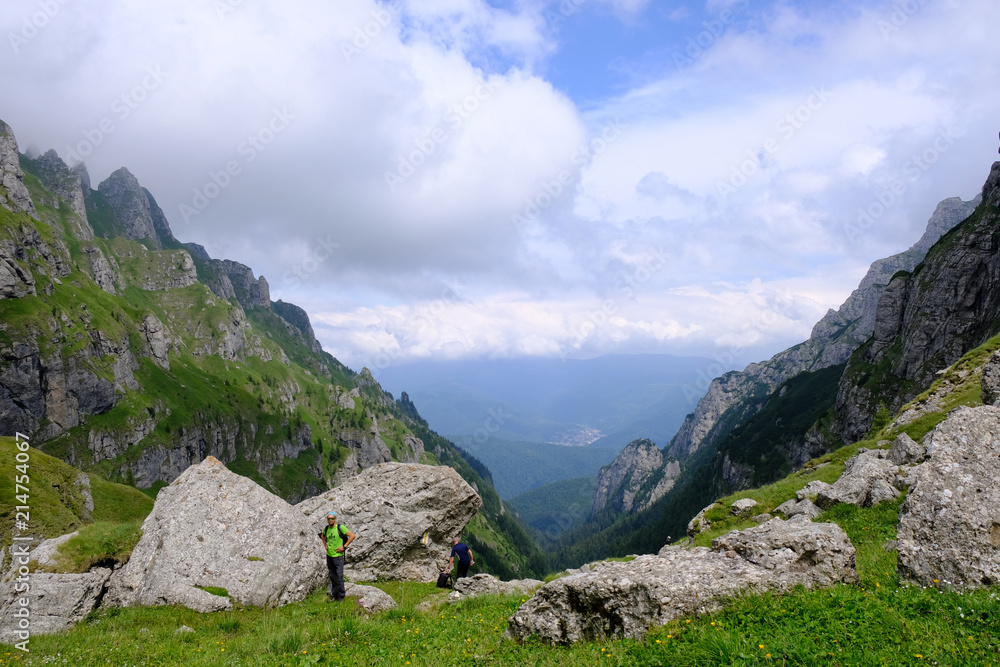 Rumunia, Góry Bucegi - górski widok turystą na trasie ze szczytu Omul przez wąwóz do Busteni
