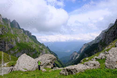 Rumunia, Góry Bucegi - górski widok turystą na trasie ze szczytu Omul przez wąwóz do Busteni