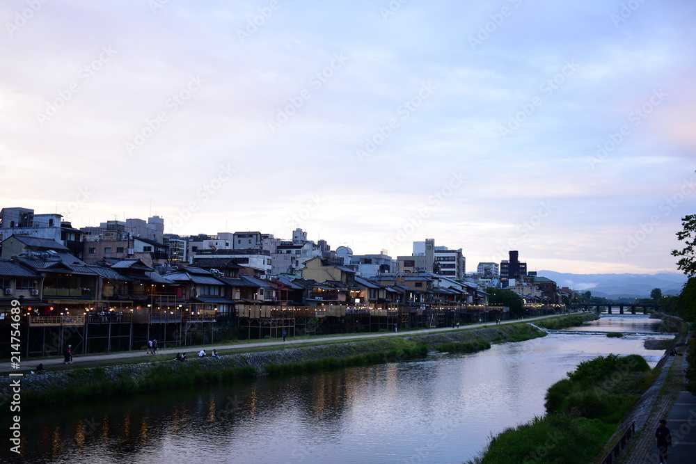 Obraz premium 夕暮れ時の京都