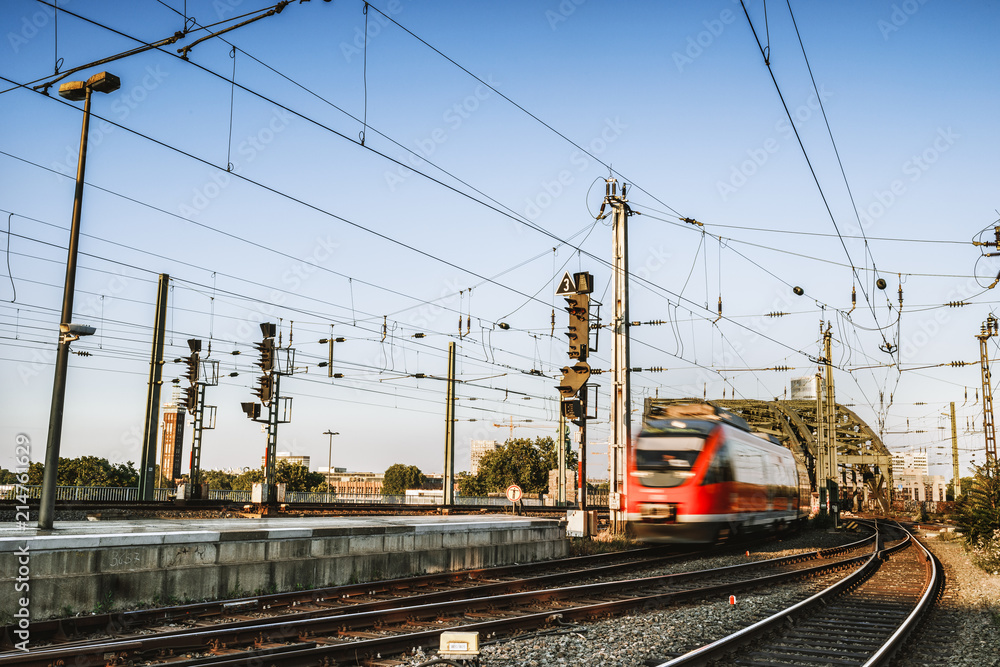 Regionalzug fährt über die Rheinbrücke in den Kölner Bahnhof ein Regionalzug fährt über die Rheinbrücke in den Kölner Bahnhof ein