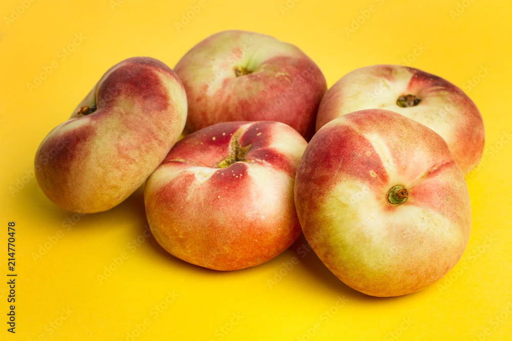 Melocotones paraguayos sobre fondo amarillo aislado. Vista superior