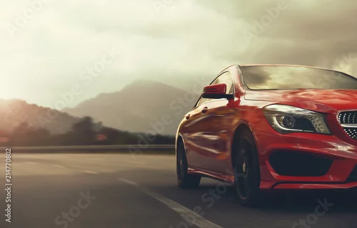 Obraz Czerwona samochód przejażdżka na halnej autostradzie