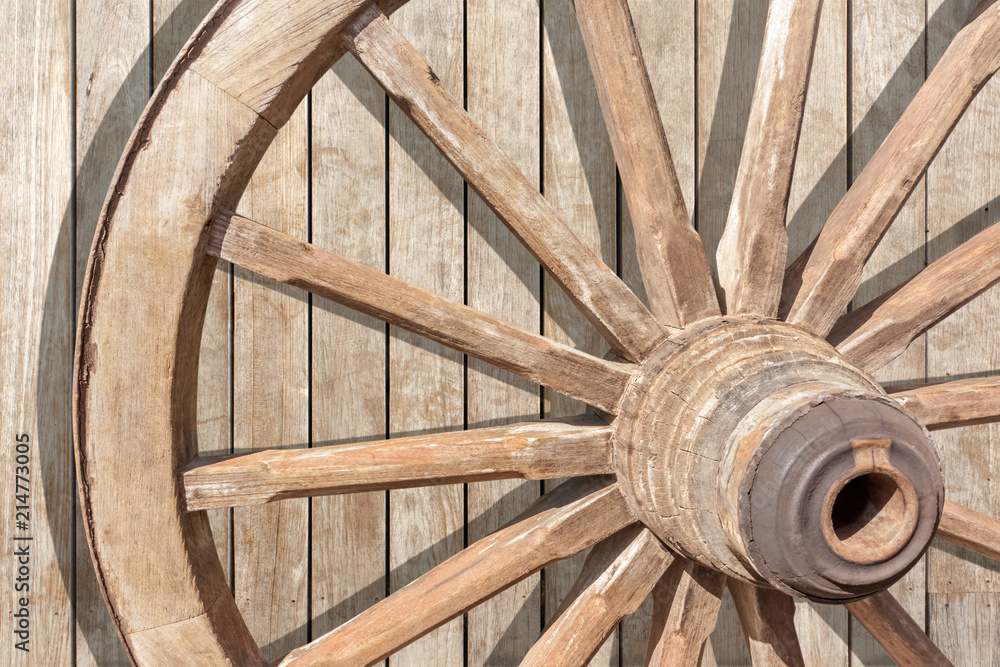 roue de charrette authentique sur fond bois 