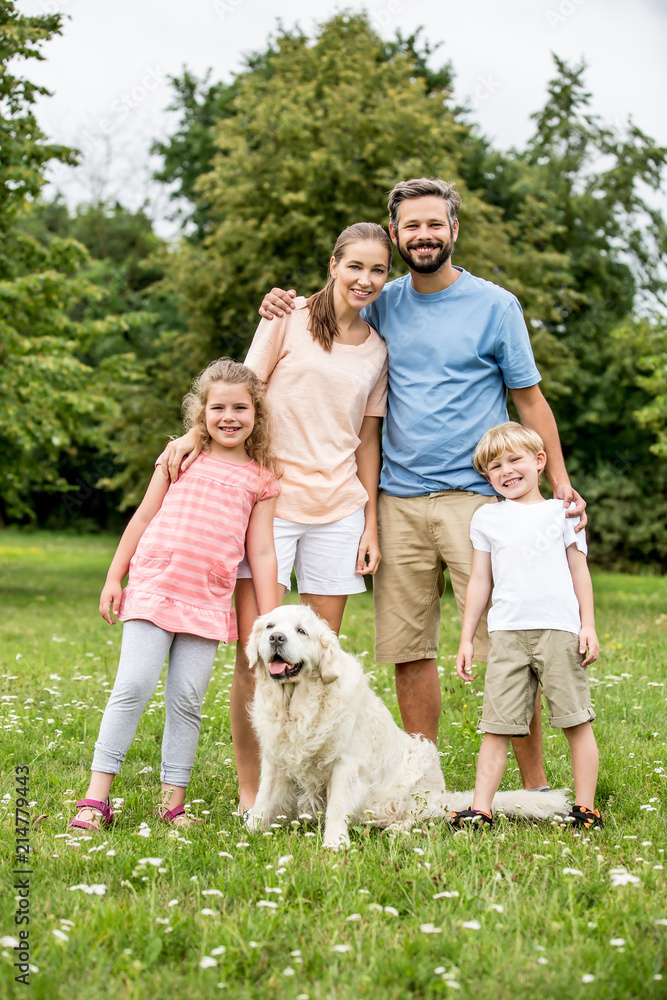 Glückliche Familie und Hund Stock Photo | Adobe Stock