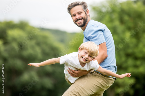 Sohn fliegt in den Armen seines Vaters photo