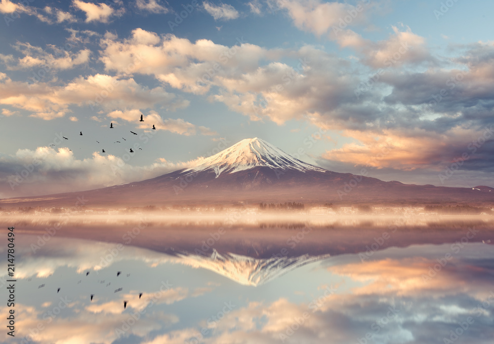 Naklejka premium zamontuj Fuji nad jeziorem Kawaguchi w porannej Japonii