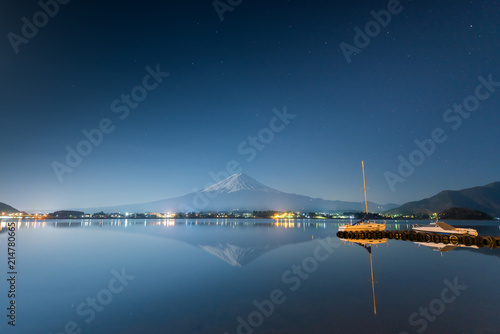 Fototapeta Naklejka Na Ścianę i Meble -  mount fuji at Kawaguchi lake at night with the reflection, Japan