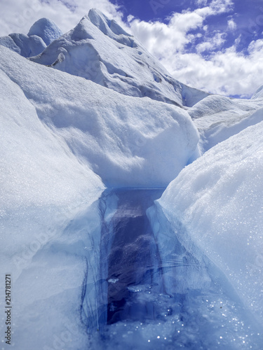 Obraz na płótnie Clear blue glacial water found in Los Glaciares National Park w salonie