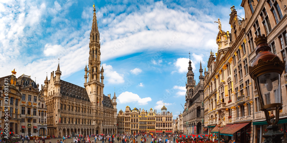 Fototapeta premium Grand Place Square z ratuszem w Brukseli w Belgii