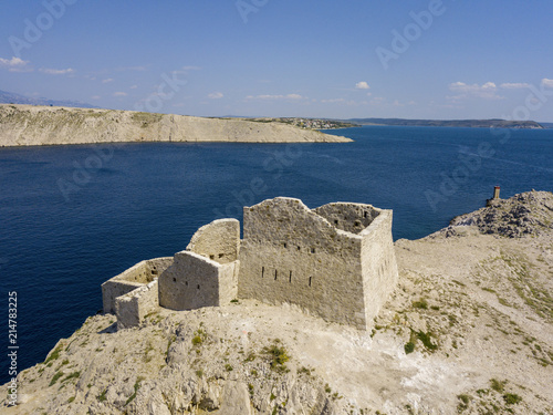 Vista aerea delle rovine della fortezza antica Fortica sull'isola di Pag, Croazia