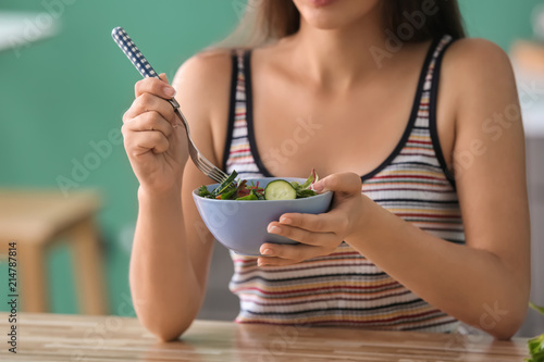 Young woman eating healthy ...