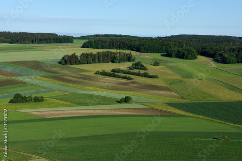 Landschaft auf der Schwaebischen Alb; Aecker; Wiesen; Felder; Wald;