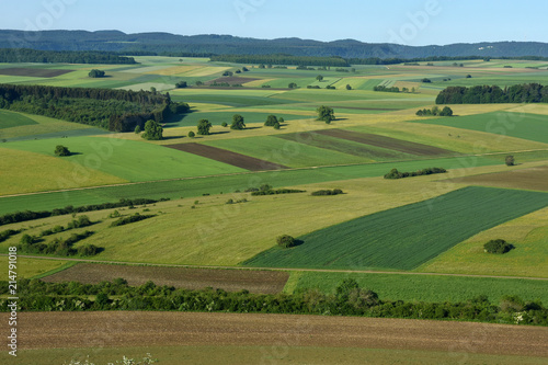 Landschaft auf der Schwaebischen Alb  Aecker  Wiesen  Felder  Wald  © JRG