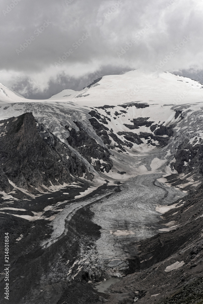 Obraz premium Dunkle Wolken über Gletscher