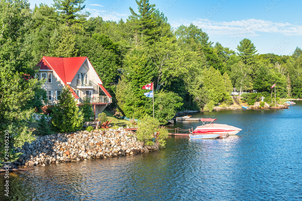 Fototapeta premium Chalet lac du poisson blanc - Québec - Canada