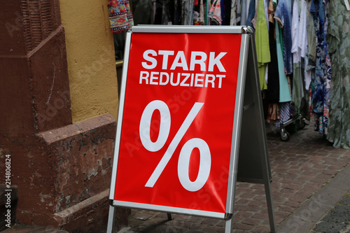 Discounts on the sale of goods / Text in German: greatly reduced