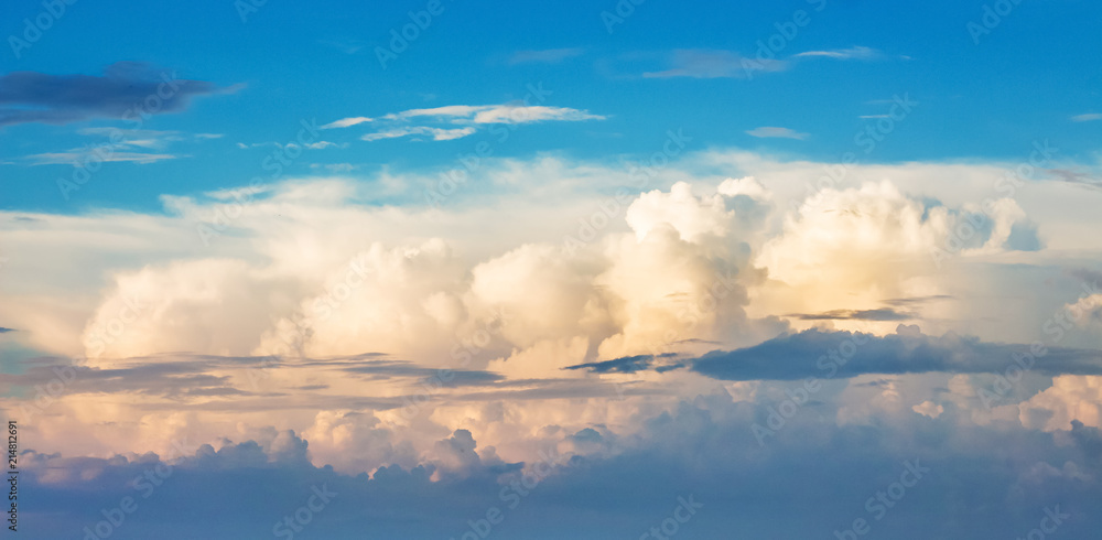 Obraz premium Blue sky with curly clouds during the sunset. Panorama_
