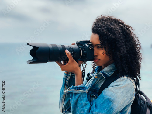 Fotografia Photographer taking a picture of a ocean coast