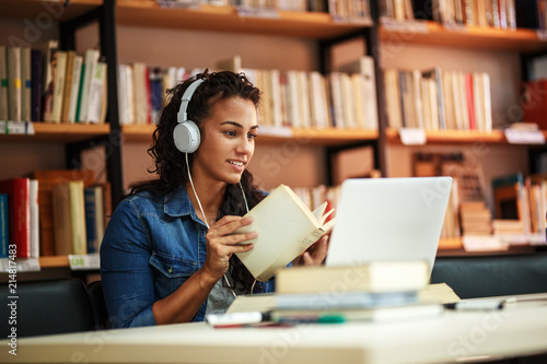 Φωτογραφία Female student study in the school library