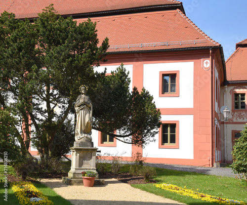 Statue im Park von Kloster Marienthal vor einem Baum photo