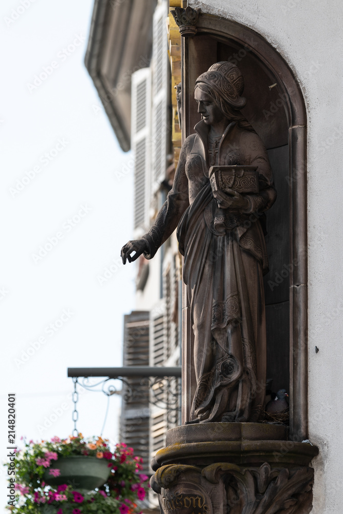 Obraz premium Statue an Hauswand