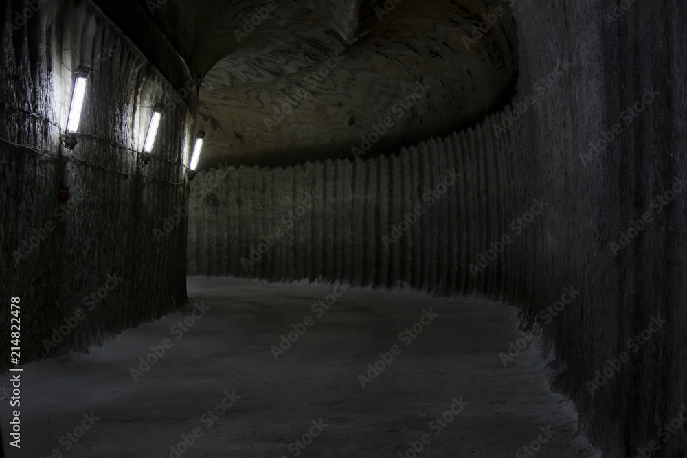 Obraz premium dark underground corridor