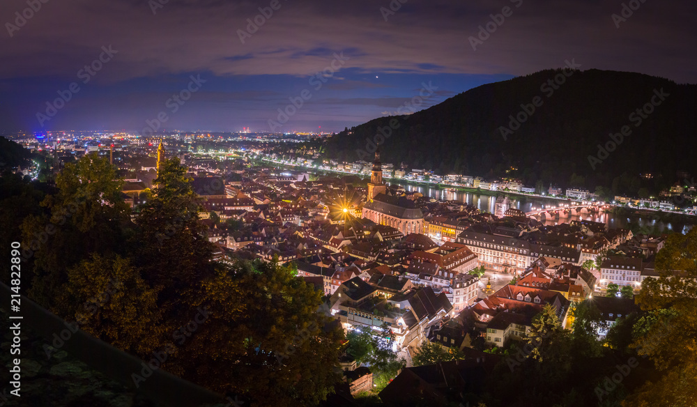 Fototapeta premium Panorama Ausblick vom Heidelberger Schloss auf die Altstadt von Heidelberg bei Nacht, Baden Württemberg, Deutschland