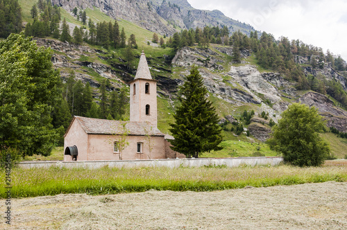 Sils, Segl, Sils-Maria, Baselgia, St. Lorenz, Kirche, Oberengadin, Engadin, Engadiner Dorf, Alpen, Graubünden, Landwirtschaft, Sommer, Schweiz