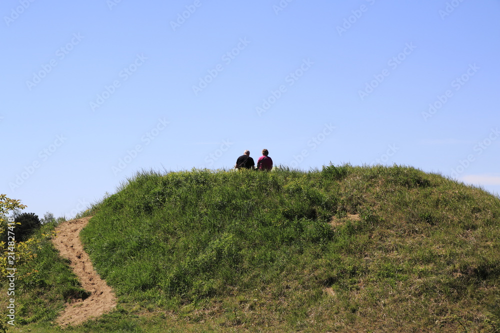 Aussichtshügel mit einem Mann und einer Frau,  im Naturschutzgebiet Sanddünen Sandweier, Baden-Baden, am Oberrhein