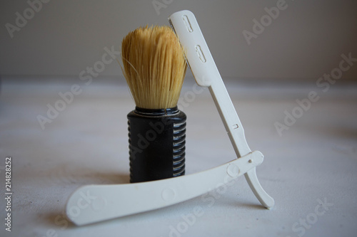 Cuadro en lienzo Rasoio lametta e pennello da barba
