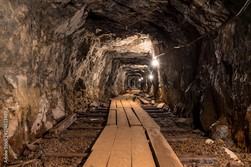 Photos Weg eines alten Bergstollens, Erzmine in einem Berg