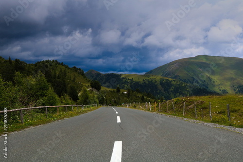 Bergstaße in den Alpen