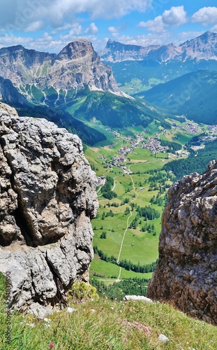 Fototapeta Naklejka Na Ścianę i Meble -  Blick vom Pisciadu-Klettersteig auf Berg und Tal, Südtirol