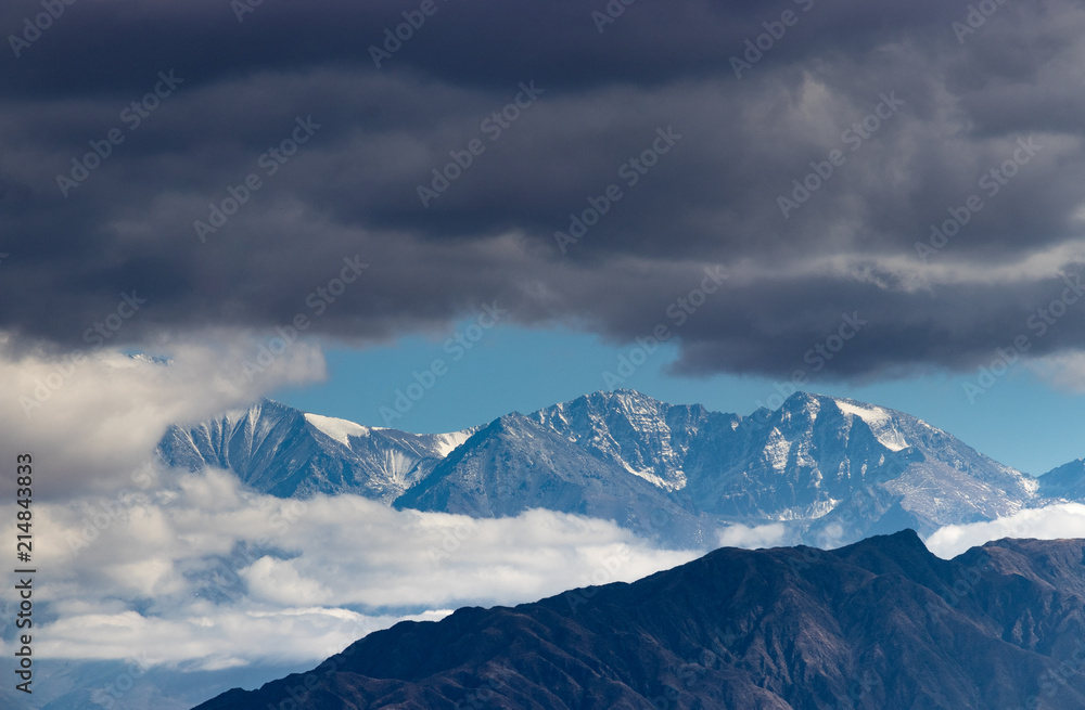 pico de cordillera de Los Andes nevados