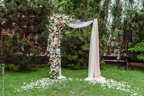 Square arch for a wedding ceremony.